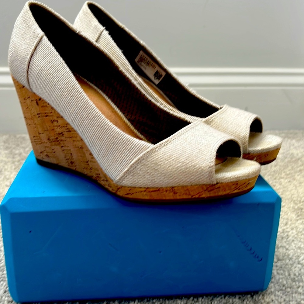 Tom’s Canvas Wedges